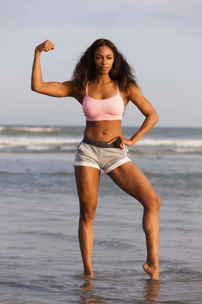 Junge Frau Strand Lässt Muskeln Spielen Posiert — Stockfoto