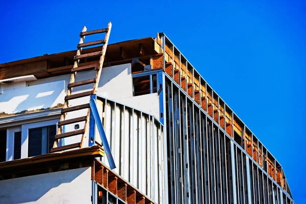 Gebäude Bau Bei Blauem Himmel — Stockfoto