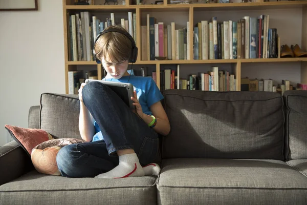Boy Escuchando Música Los Auriculares Usando Tableta Digital — Foto de Stock