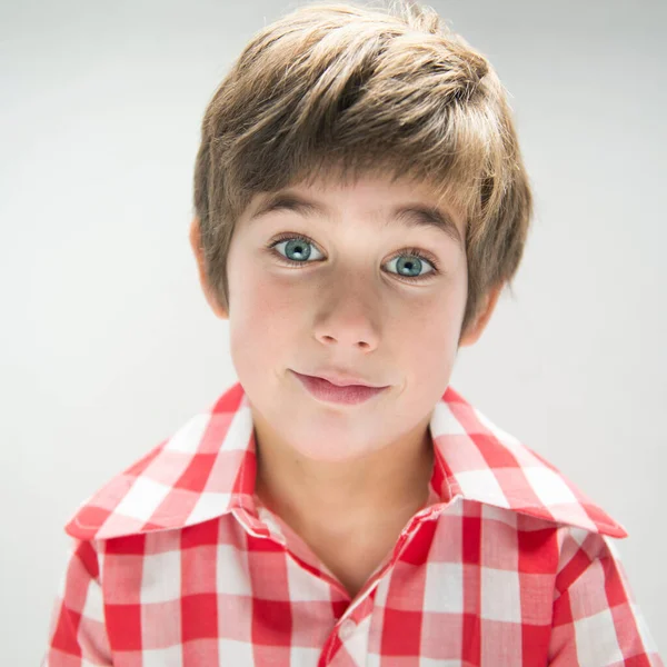 Närbild Pojkens Leende Ansikte — Stockfoto