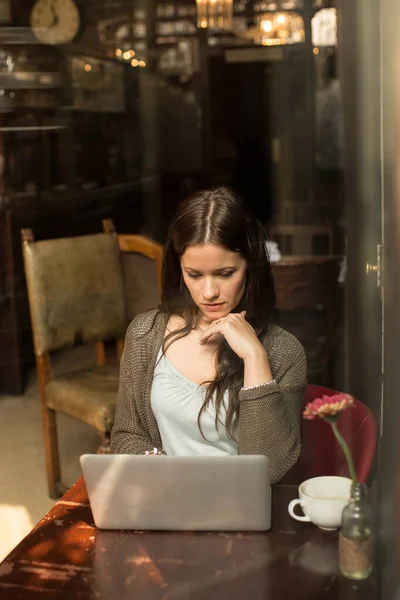 Mitte Erwachsene Frau Sitzt Mit Laptop Tisch Die Hand Kinn — Stockfoto