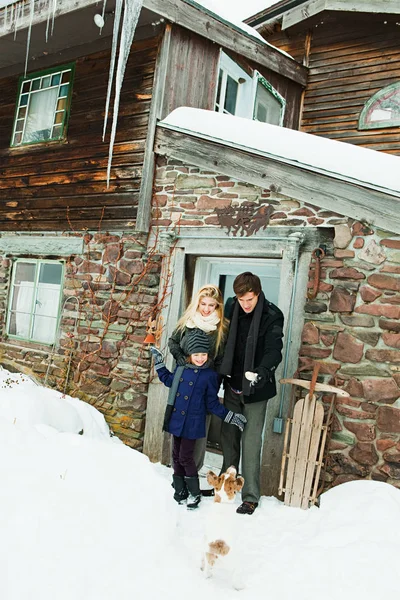 Familie Vor Haus Schnee — Stockfoto