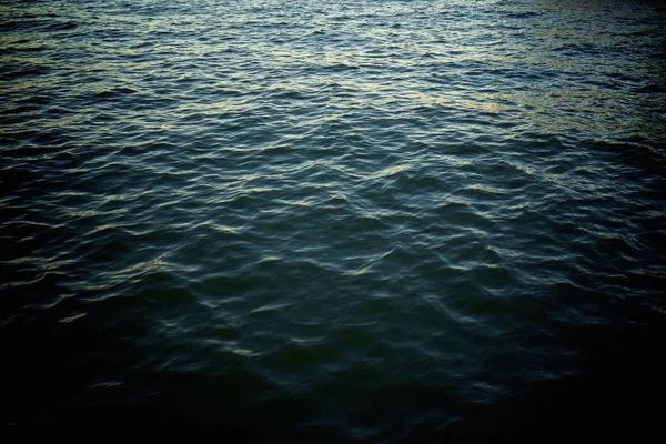 哈德逊河暗色波涛汹涌的水景 — 图库照片