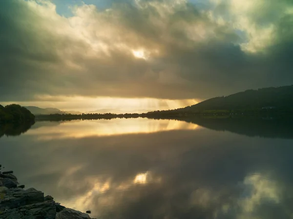 Clouds reflexiona sobre el lago Bala, Bala, Gales del Norte. — Foto de Stock