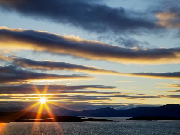 El sol estalló a través de dramáticas nubes de tormenta sobre las montañas de las Highlands del Noroeste, Escocia, Reino Unido —  Fotos de Stock