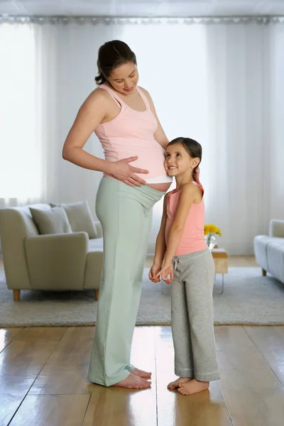 Tochter Hört Auf Den Bauch Der Mutter — Stockfoto