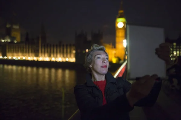 Femei Mature Turist Luând Selfie Tabletă Digitală Westminster Bridge Timp Imagini stoc fără drepturi de autor