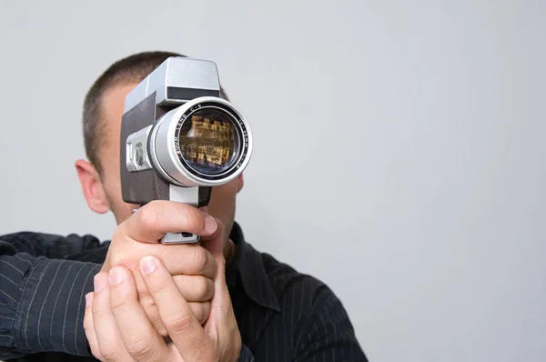 Человек Использующий Кинокамеру — стоковое фото