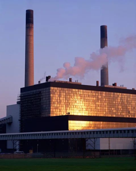 Impianto Industriale Sopra Cielo Blu — Foto Stock