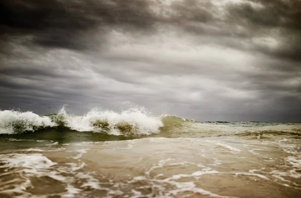 Штормовые тучи над раскачивающимися океанскими волнами — стоковое фото