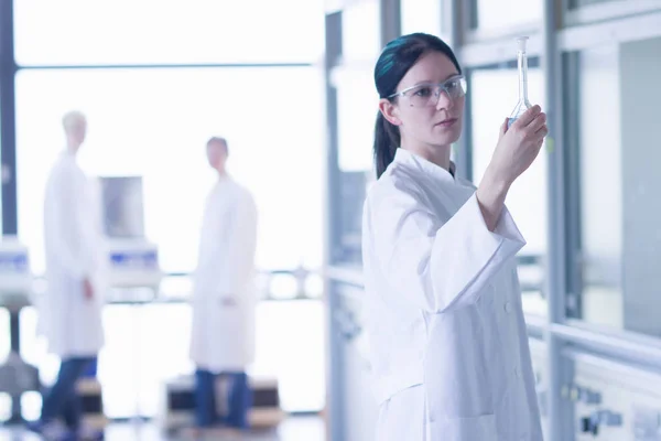 Student Chemii Patrząc Kolbę Laboratorium — Zdjęcie stockowe