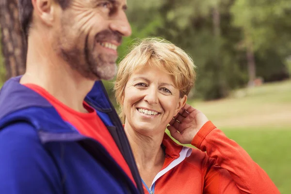 Couple Wearing Sports Clothing Outdoors Smiling — Stock Photo, Image