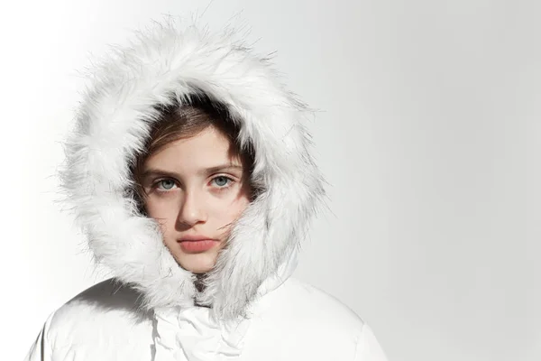 Girl Wearing White Coat Fur Hood — Stock Photo, Image