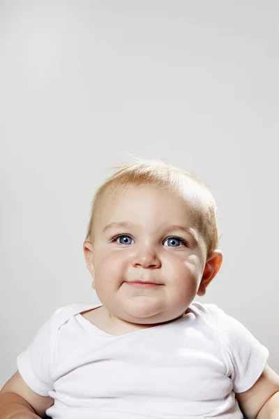 Portret Van Een Kleine Jongen Glimlachend — Stockfoto