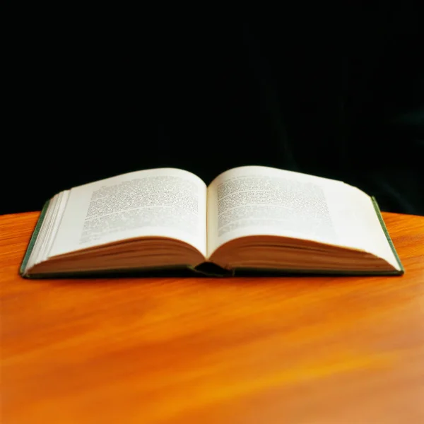 Open boek op tafel — Stockfoto