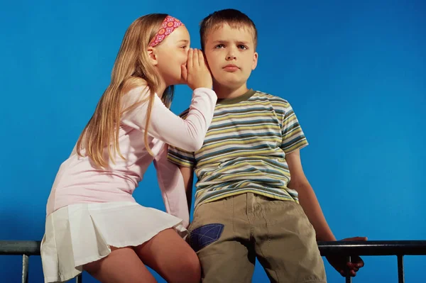 Meisje Fluisteren Naar Boy — Stockfoto