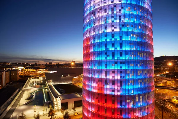 Pencakar Langit Agbar Torre Diterangi Biru Dan Merah Barcelona Spanyol — Stok Foto