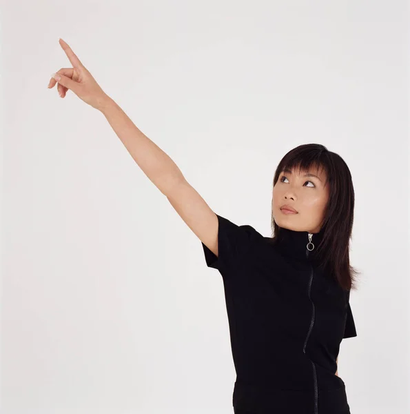 Młoda Kobieta Wskazująca Górę — Zdjęcie stockowe