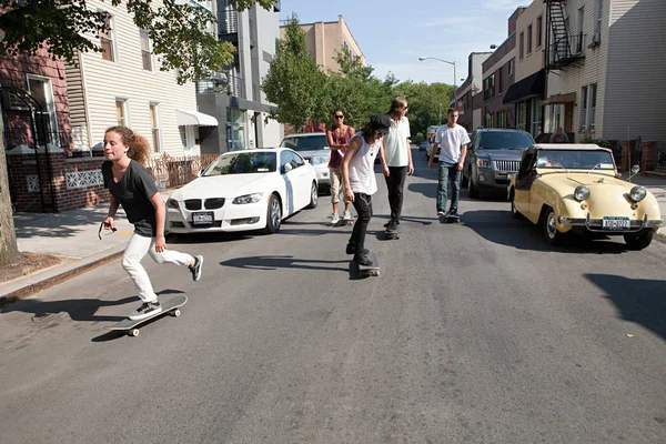 Skateboarder Sulla Strada Urbana — Foto Stock
