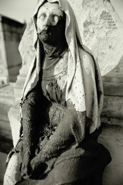 Estátua Feminina Negligenciada Perto — Fotografia de Stock