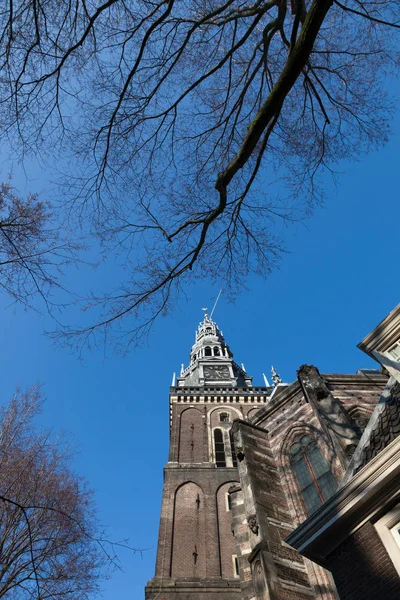 オランダのアムステルダムにあるDe Oude Kerk (旧教会) — ストック写真