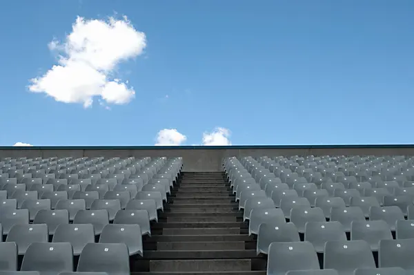 Estádio Esportivo Vazio Sobre Céu Azul — Fotografia de Stock