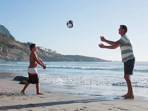 Padre Figlio Che Giocano Palla Una Spiaggia — Foto Stock