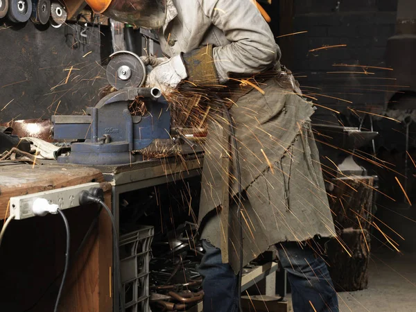 Demirci Atölyedeki Makinede Metal Öğütüyor — Stok fotoğraf