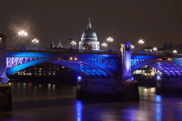 Ponte urbana iluminada à noite — Fotografia de Stock