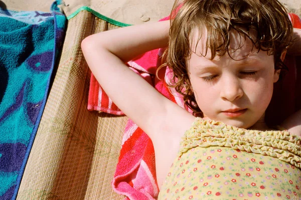 Adorable Poco Chica Tomando Sol — Foto de Stock