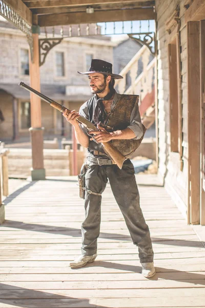 Retrato Vaquero Sosteniendo Escopeta Set Película Del Oeste Salvaje Fort — Foto de Stock