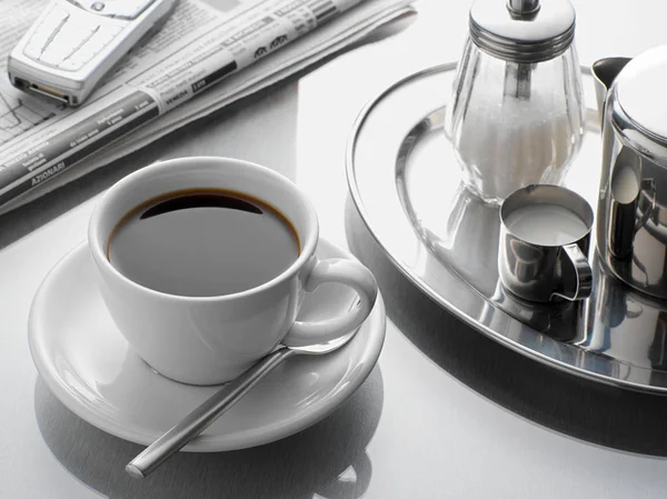 Schwarzer Kaffee Und Frische Zeitung — Stockfoto