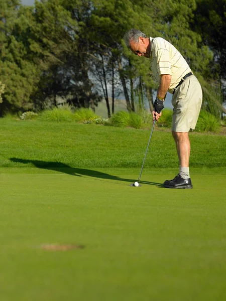 Egy Férfi Golfozik Pályán — Stock Fotó