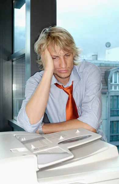 Porträt Eines Gelangweilten Büroangestellten — Stockfoto