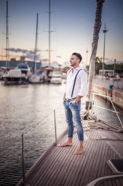 Jeune Homme Relaxant Sur Yacht Cagliari Sardaigne Italie — Photo