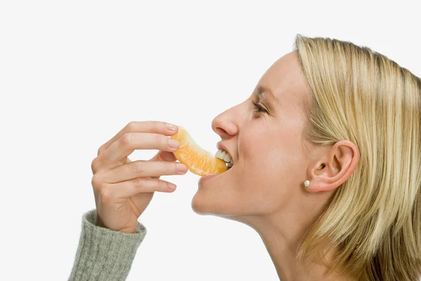 Mulher Comendo Laranja Sorrindo — Fotografia de Stock