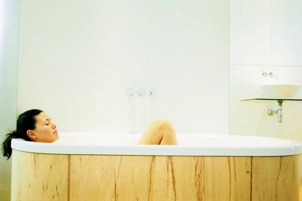 家でお風呂に入る女 — ストック写真
