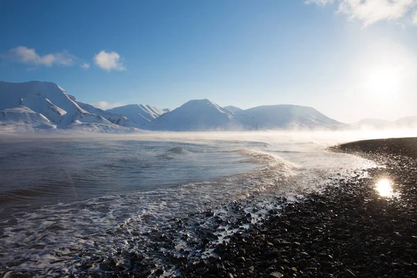 Güneşli sahil manzarası ve uzak dağlar, Svalbard, Norveç — Stok fotoğraf