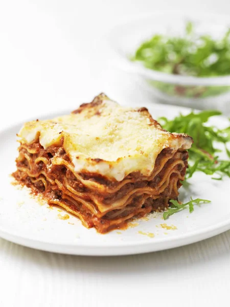 Teller Rindfleisch Lasagne Mit Salatblättern — Stockfoto