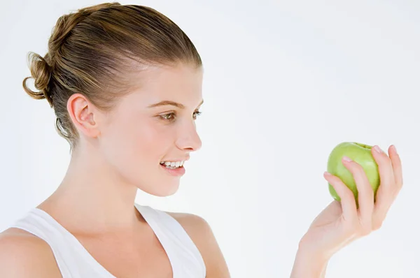 Vrouw Met Appel Geïsoleerd Witte Achtergrond — Stockfoto