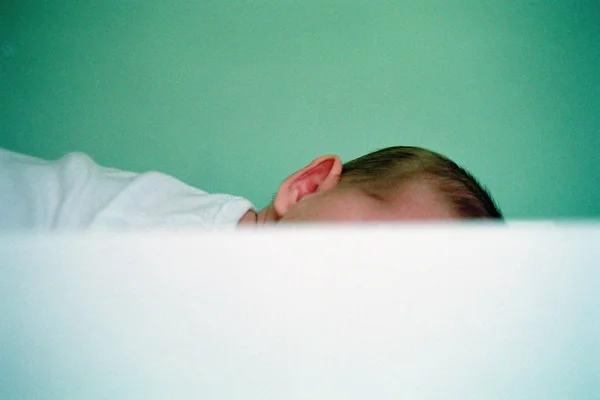 Bebê Deitado Perto — Fotografia de Stock