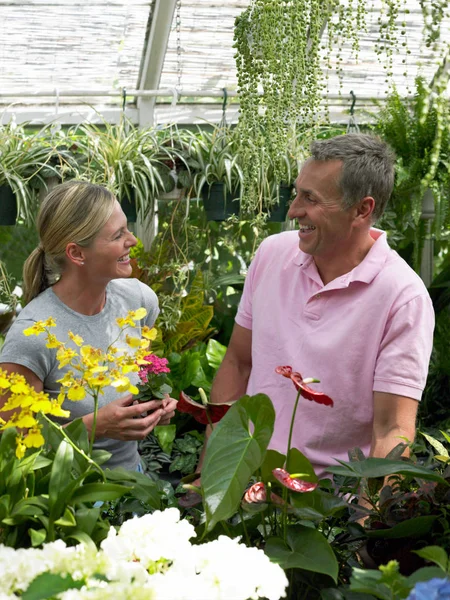 Shopping Couple Dans Centre Jardin — Photo