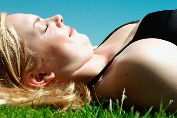 Mujer Tomando Sol Hierba —  Fotos de Stock