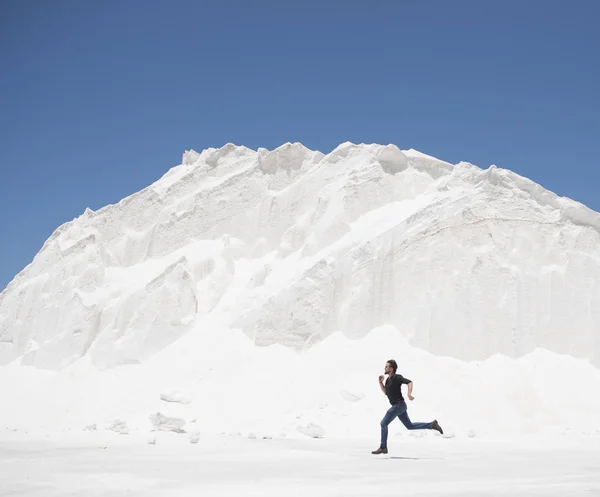 在白山前面奔跑的人 — 图库照片