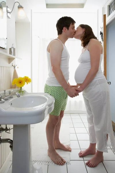 Zwangere Vrouw Partner Zoenen — Stockfoto