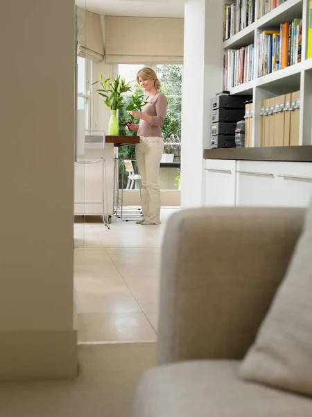 Mujer Arreglando Flores Cocina — Foto de Stock