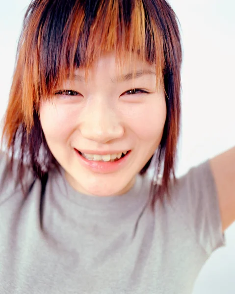 Młoda Orientalna Kobieta Uśmiechnięta — Zdjęcie stockowe