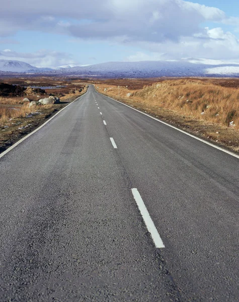 Estrada através das Terras Altas da Escócia — Fotografia de Stock