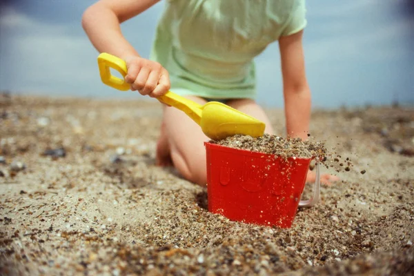 Kind Spielt Strand — Stockfoto