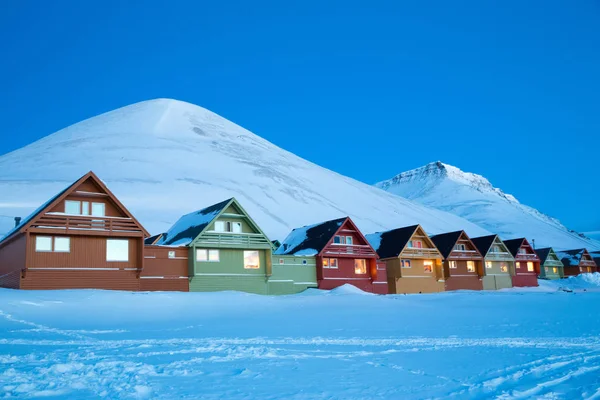 Reihe traditioneller Häuser in der Abenddämmerung, Longyearbyen, Spitzbergen, Norwegen — Stockfoto